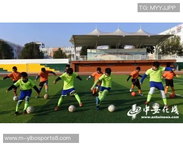 激情四溢的绿茵场上足球比赛开球瞬间引爆全场观众热情